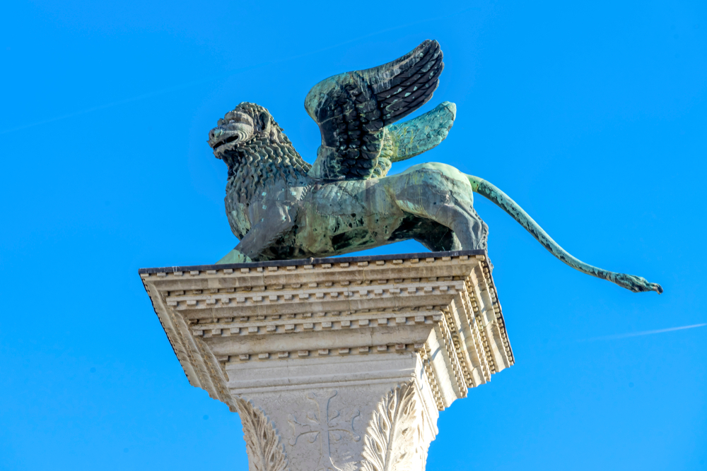 saintmarkswingedlioncolumnvenetiansymbolpiazzasanmarco