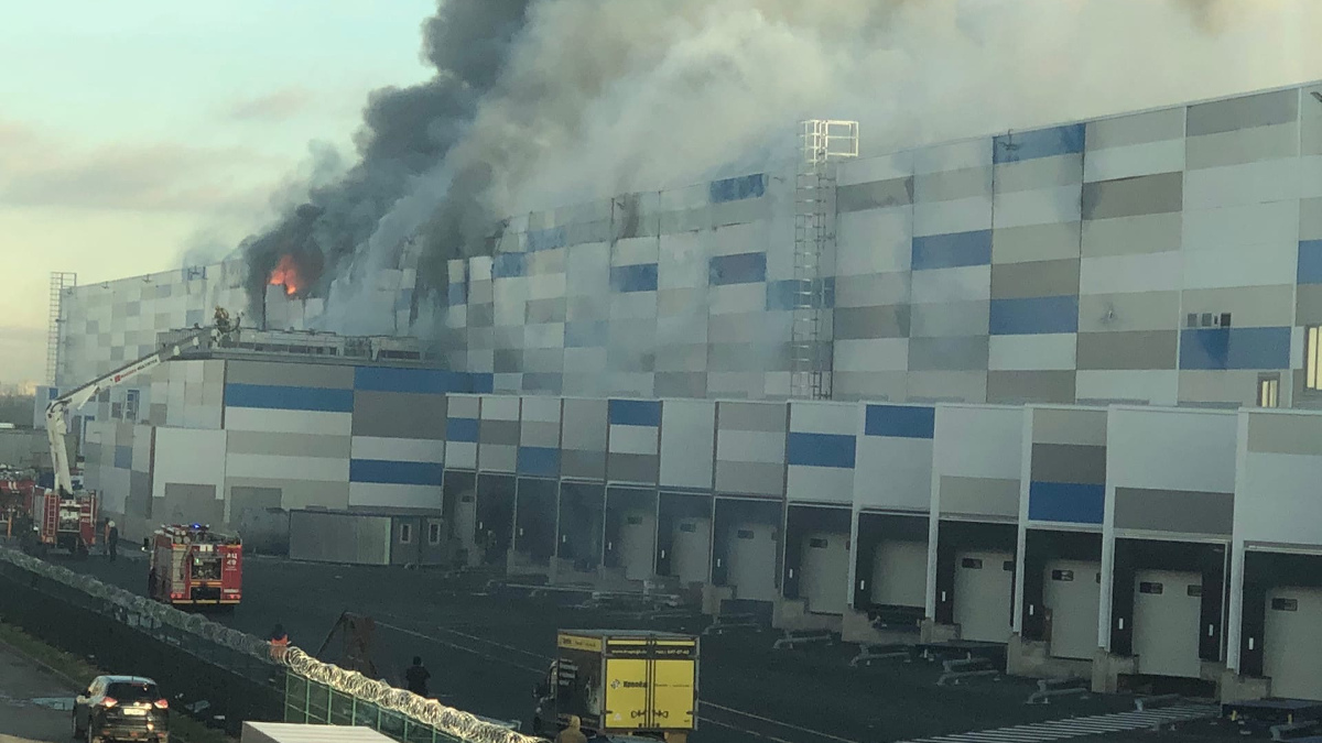 Пожар на складе в Петербурге охватил 22 тысячи квадратов. Пожар на складе в Пушкинском районе Санкт-Петербурга распростр
