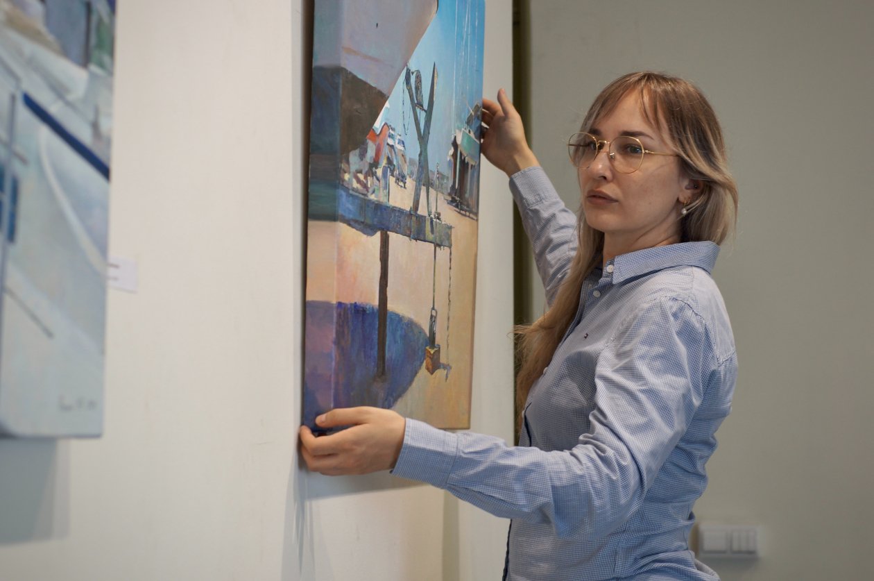 Художница Кристина Ровная представила во Владивостоке картины о море и судах
